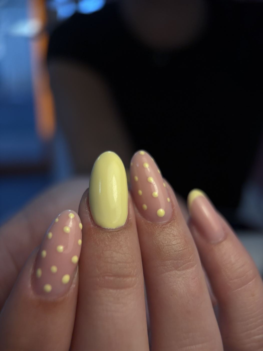 Nude pois jaune pastel