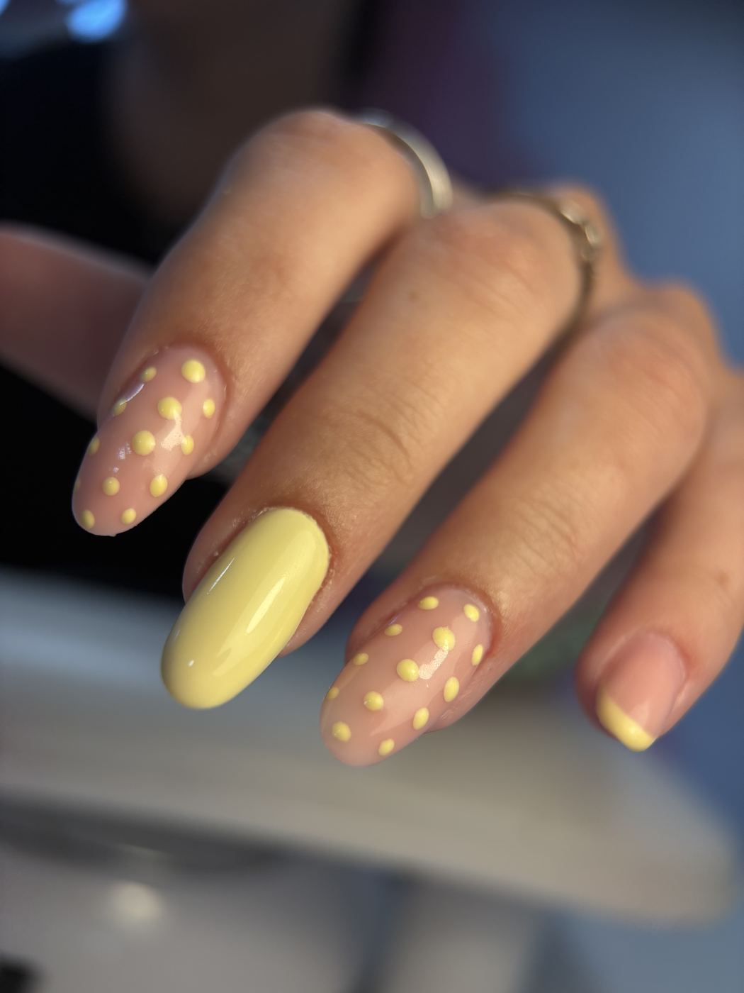 Nude pois jaune pastel accent